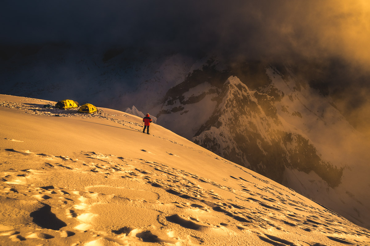 In 2017 we did a lot of high altitude climbs in Peru. As a result we were very acclimatized and didn’t have any problems even at high altitudes like here in our high camp (5750m) on Chopicalqui (6345m)