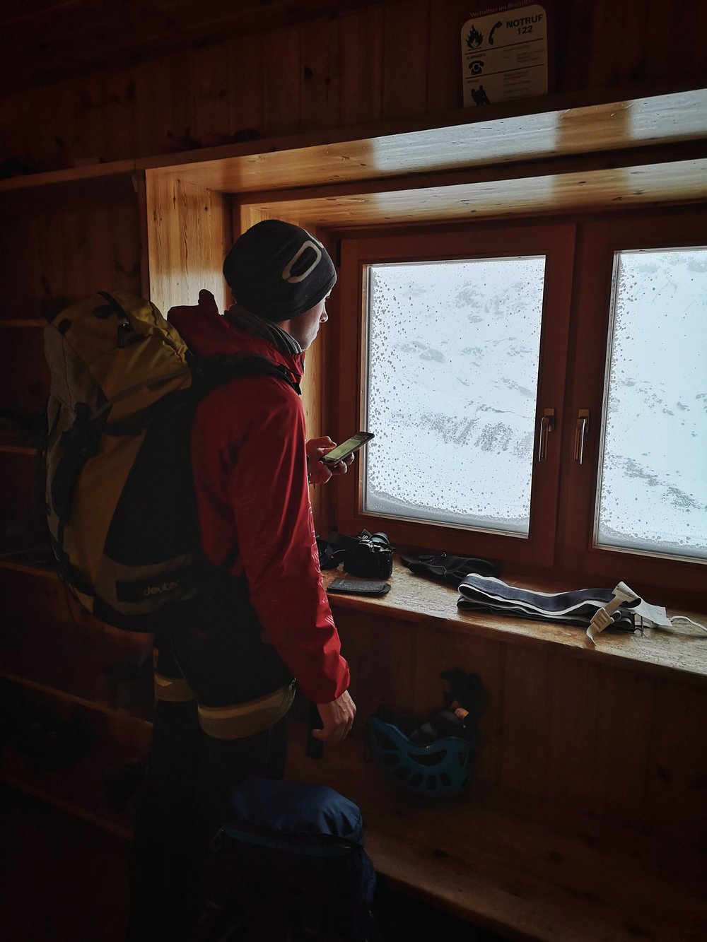 Überlegen und Planen zuvor in der Hütte