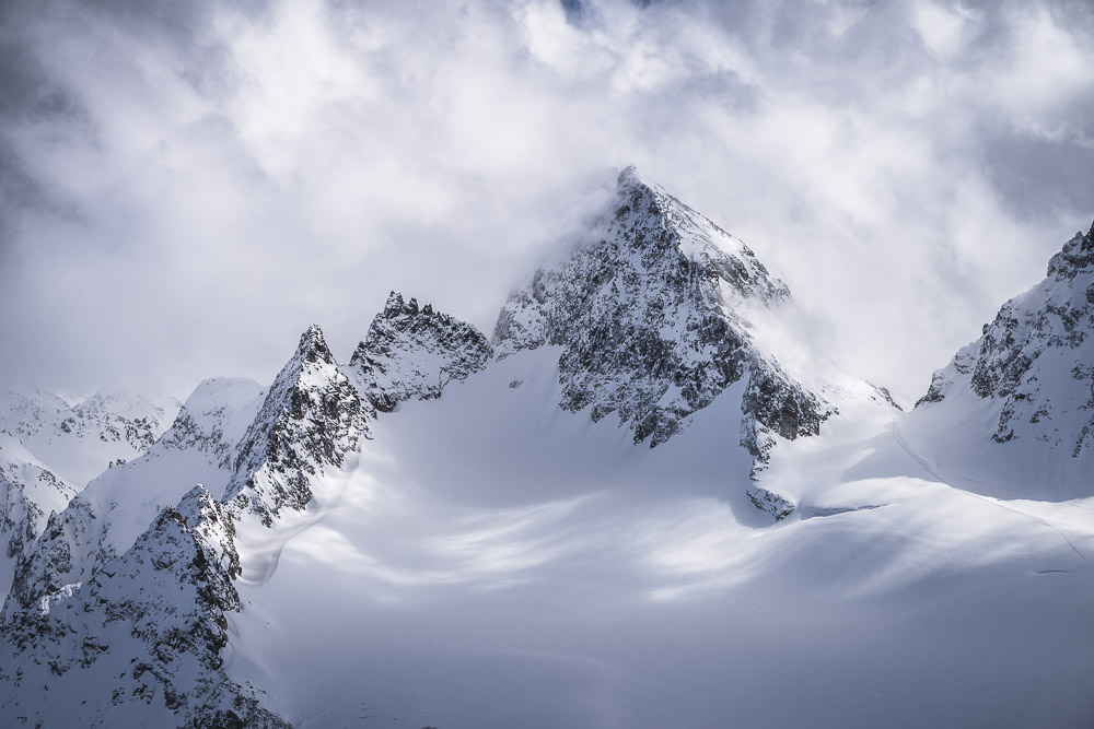 Der Piz Buin zeigt sich kurz durch die Wolken