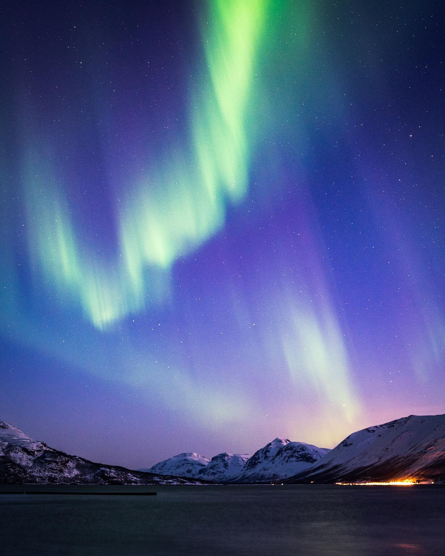 We were very lucky to still get such a nice show of the Northern Lights although it is quite late in the year. On the plus side, a little light from the horizon and some residual light on the mountains also create a great effect even though the auror