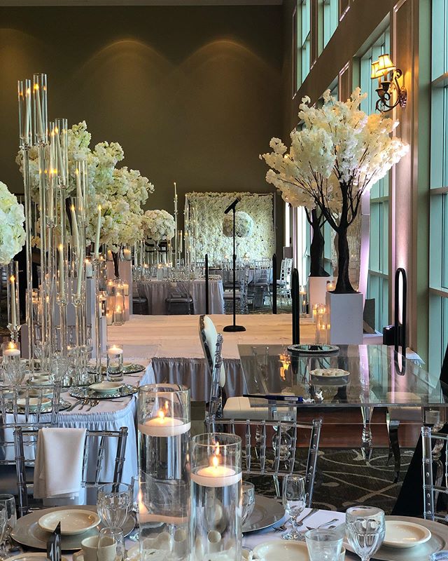 🌸🌸🌸🔙 weekend vibe.
&bull;
.
.
.
We are a full service party rental &amp; event decorating company providing luxurious table covers, chair covers, overlays, sashes, napkins, runners, charger plates and centerpieces based in Chicago metropolitan  a