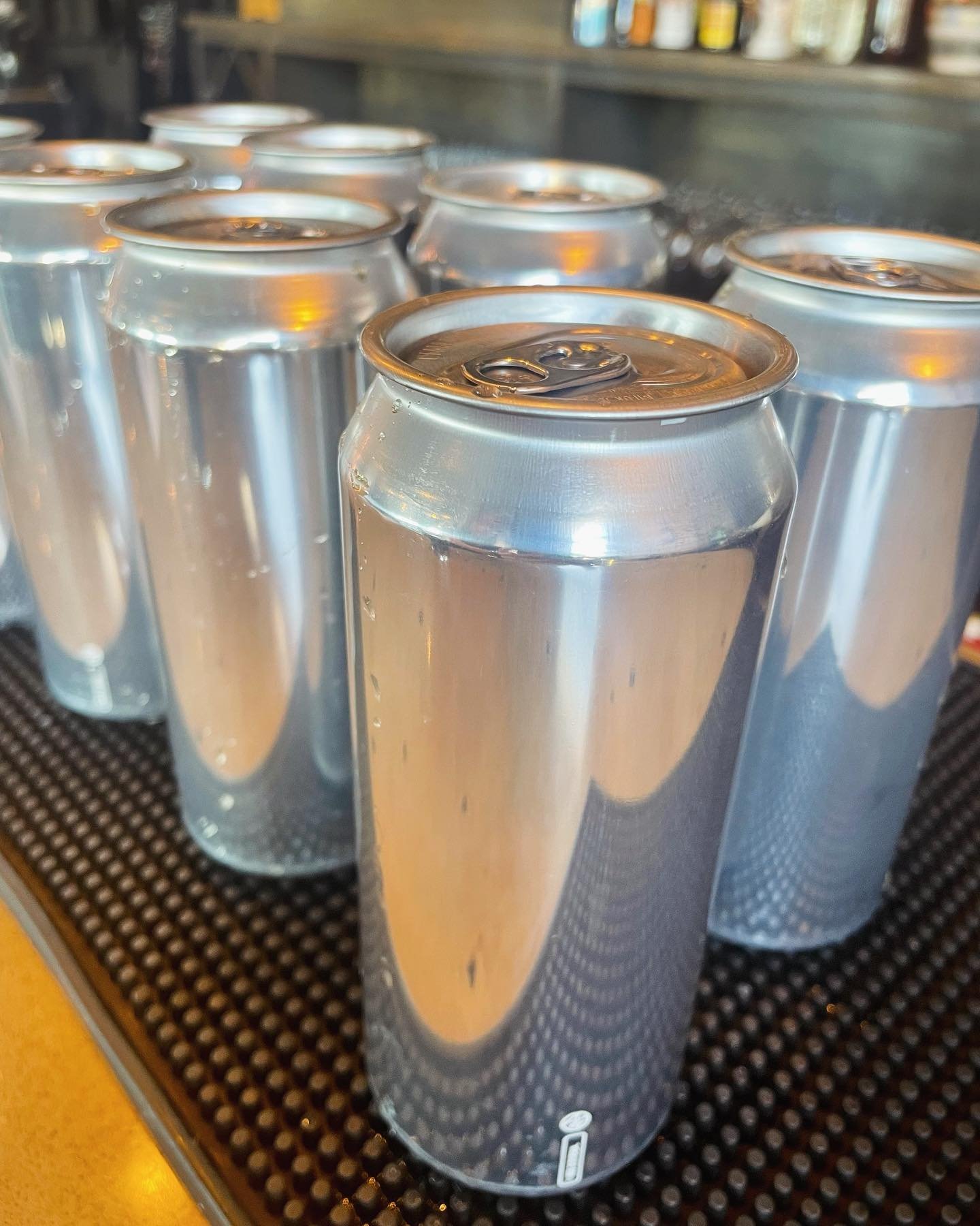 Beer is good, but Beers are better! Grab some cans to go 🍻
&bull;
&bull;
&bull;
#fridayeve #drinkup #thirstythursday #drinklocalbeer #cbusbeer #drinkupcbus #beerinspires #craftbeers