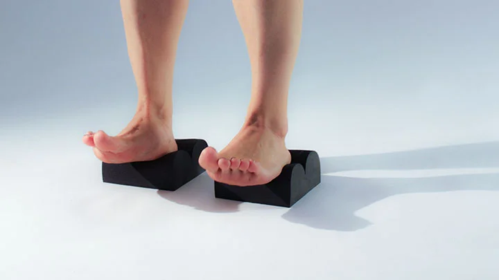 3. ACTIVATE With heels on MINIS™ and forefoot on floor, lift the toes first and then lift the rest of the forefoot. This wakes up the tendons that cross your ankles. Repeat quickly and the muscles of the ankle and shin will activate.