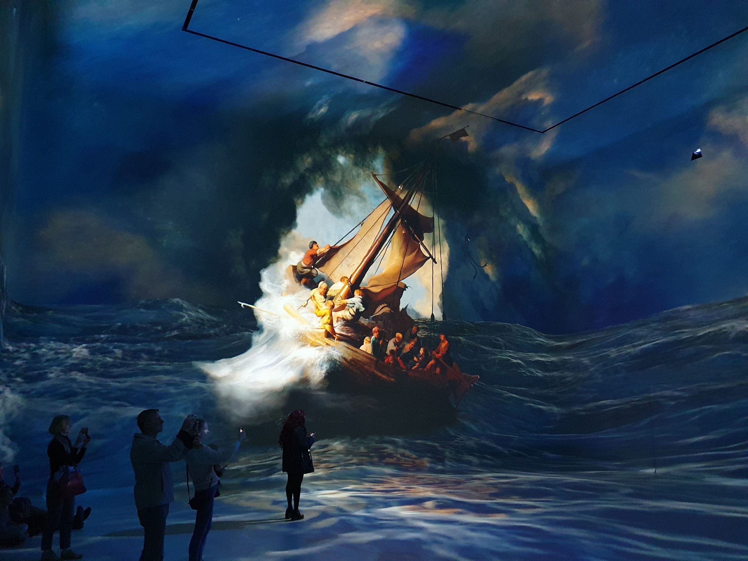 Frameless-Immersive-Experience-FEATURE-scaled.jpg