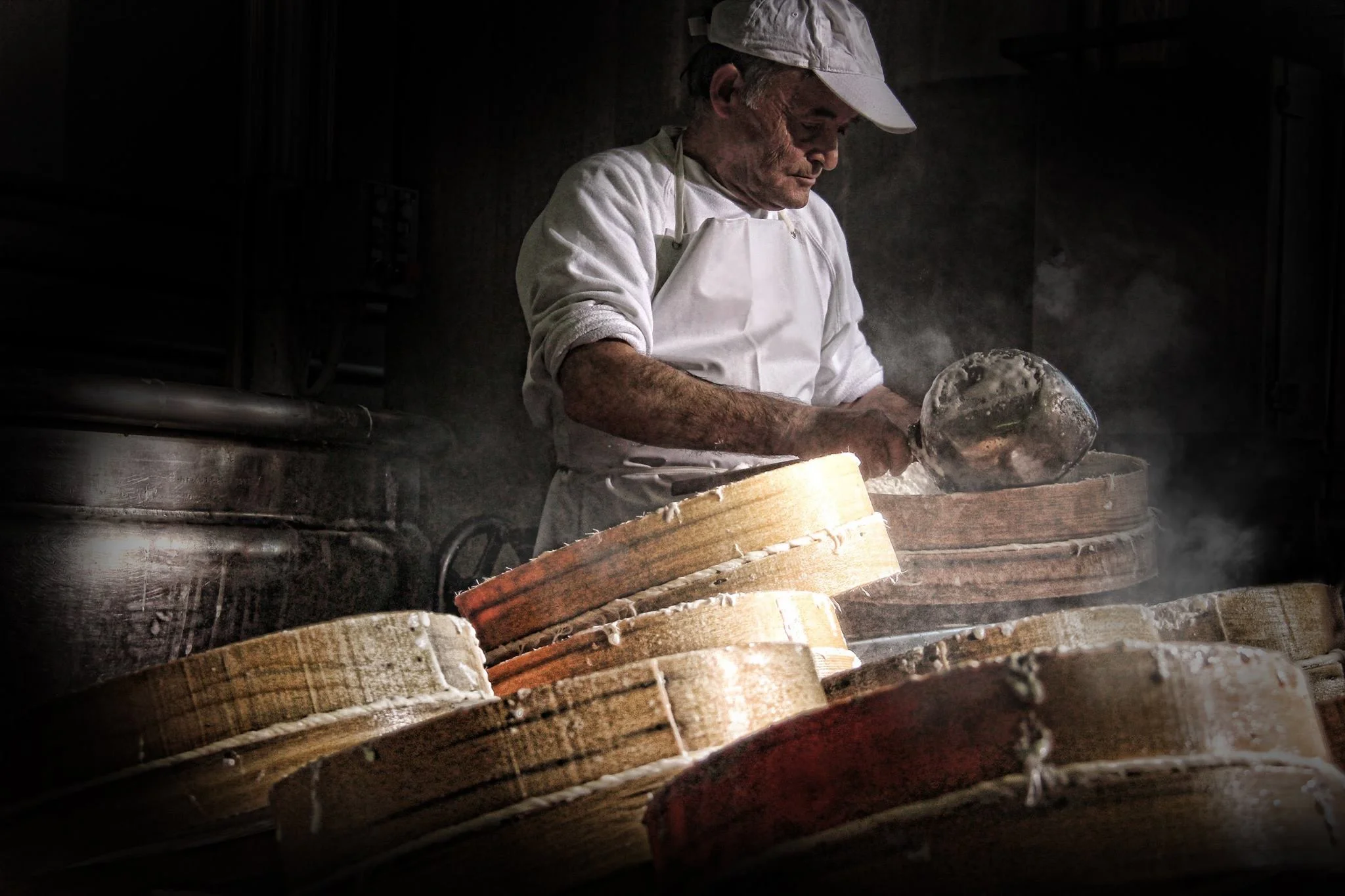 Familia Pro Latteria Sorrentina Mozzarella making.jpg