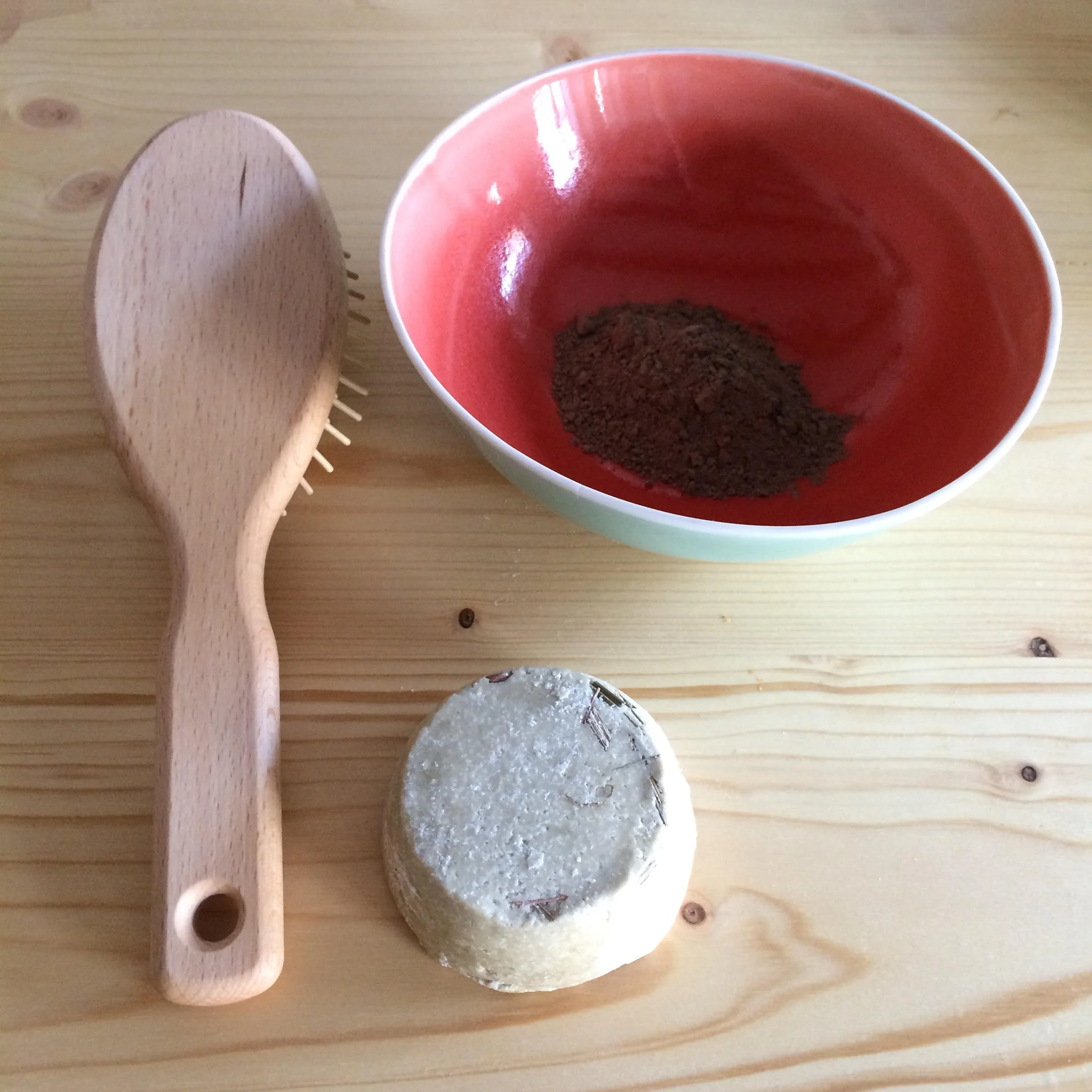 Meine Naturhaar-Begleiterli: Holzbürste, Shampoobar, Lavaerde