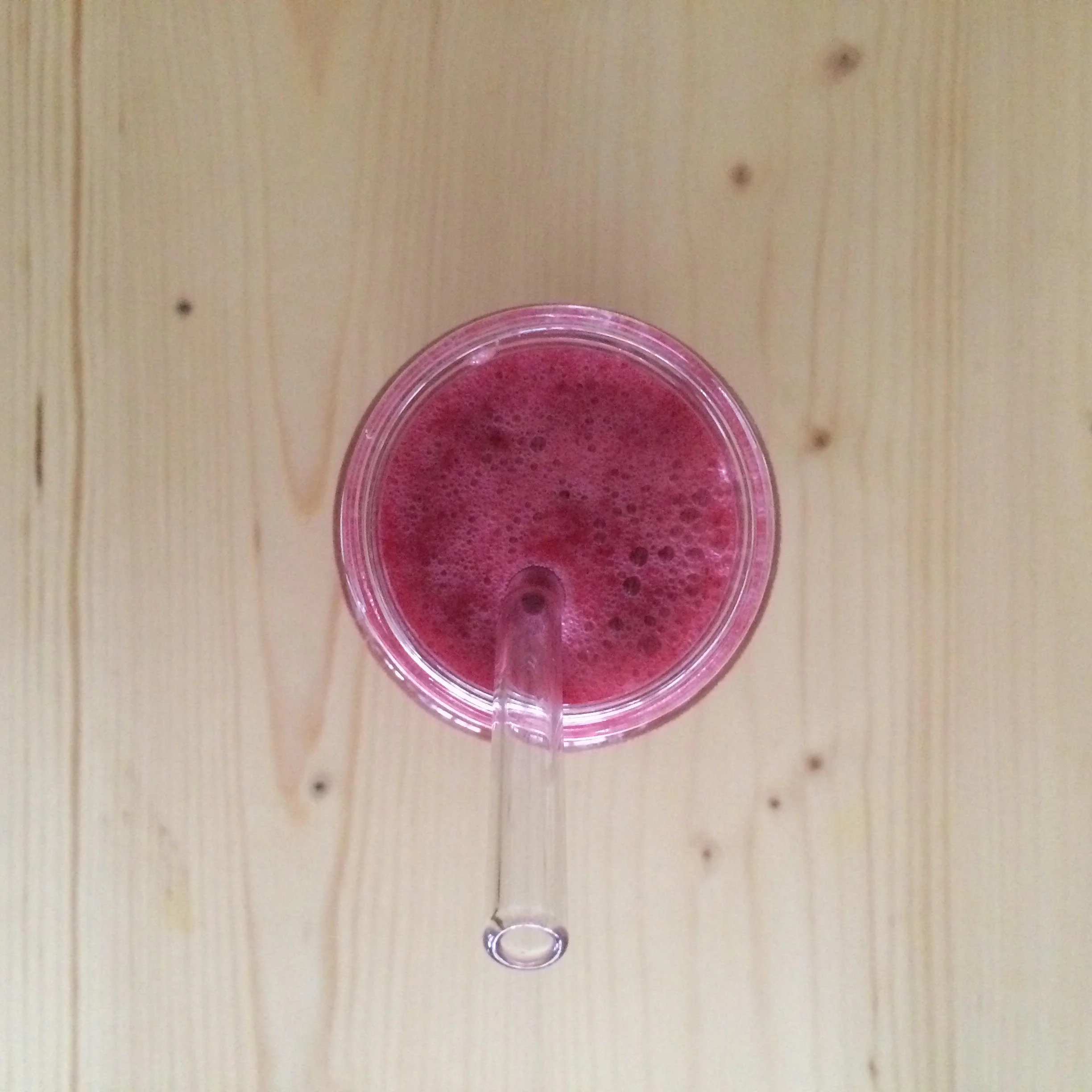 Selbstgemixter Freeflow Smoothie mit Glasröhrli vom Café Complet in Zürich.