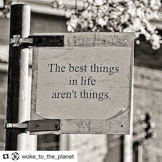 #Repost @woke_to_the_planet ・・・
Did you know the best things in life aren't things? 🌍
.
Not only is a heavy focus on possessions bad for the environment but it can also be bad for your mind. 🎧 .
Consider taking some time away from screens to figure