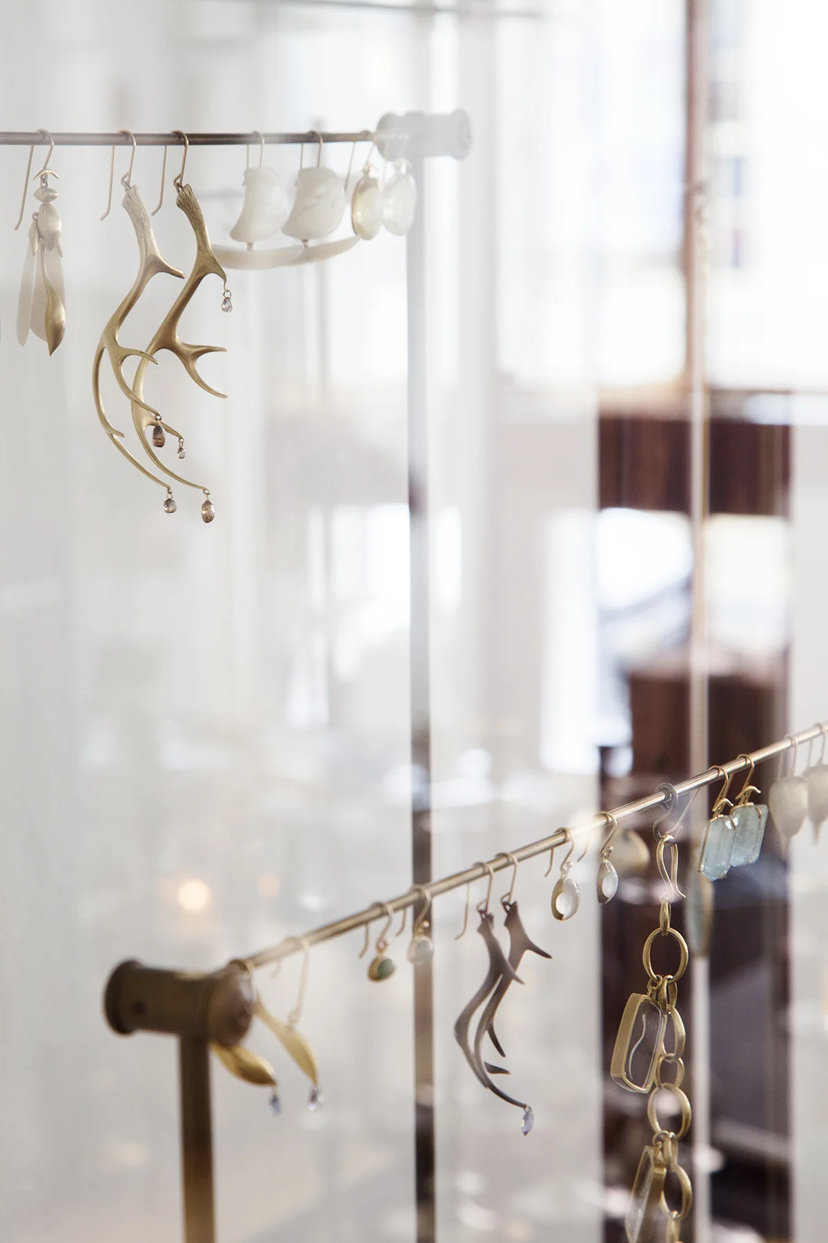 FOUNDED IN 2008, EGAN DAY FINE JEWELRY IS A THOUGHTFUL, LOW-KEY LUXURY OASIS. TUCKED INSIDE THE BEAUTIFUL RITTENHOUSE HOTEL, EACH DAY BEGINS IN A NEW FASHION WITH THOUGHTFUL EDITING OF THE SPACE. DAILY CHANGING VIGNETTES ARE PULLED FROM THE NATURAL SHAPES OF EVERY PIECE OF METAL AND WOOD ON THE BDDW FURNISHINGS, SEMI-PRECIOUS GEMSTONES AND OBJECTS; OFTEN IMPRESSED BY THE CHANGING SEASONS IN BOTH FLORAL AND GEOLOGICAL FORMS. THE SPACE EVOKES THE LOOK AND FEEL OF “TAKING A WALK IN A GARDEN”, AND IT IS WITH THIS SENTIMENT THAT EGAN DAY ATTRACTS A CLIENTELE THAT IS LOOKING FOR A MEASURE OF HIGHLY PERSONAL INSPIRATION. OUR GOAL IS TO GIVE OUR CLIENTS THE SATISFACTION THAT COMES FROM GIVING OR WEARING AN EXQUISITE PIECE OF JEWELRY. EGAN DAY PROMISES PRESSURE-FREE SHOPPING AND ENDS-OF-THE- EARTH CUSTOMER SERVICE.