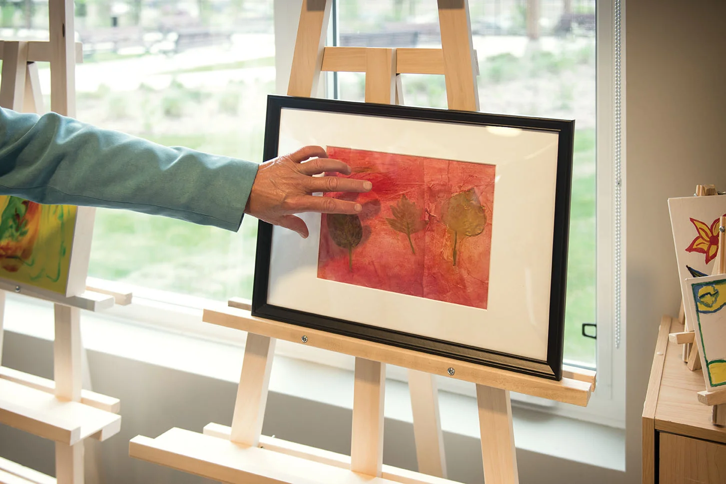 One of the paintings being admired by Sherwood and Schultz.