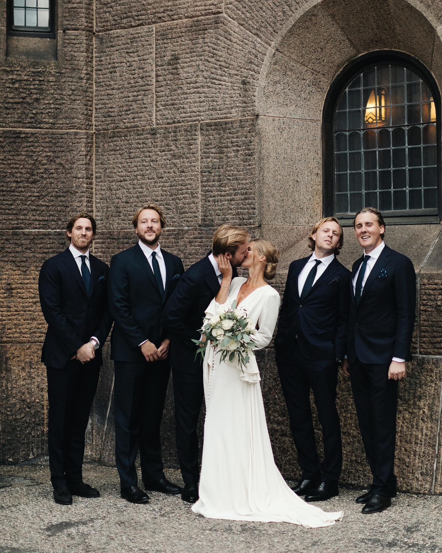 Uppdaterar br&ouml;llopskategorin p&aring; hemsidan i detta nu! Funderar ni p&aring; att boka br&ouml;llopsfotograf till n&auml;sta sommar &auml;r det h&ouml;g tid att ta sig i kragen 👔 Snart finns prislista och en hel del nya h&auml;rliga bilder at