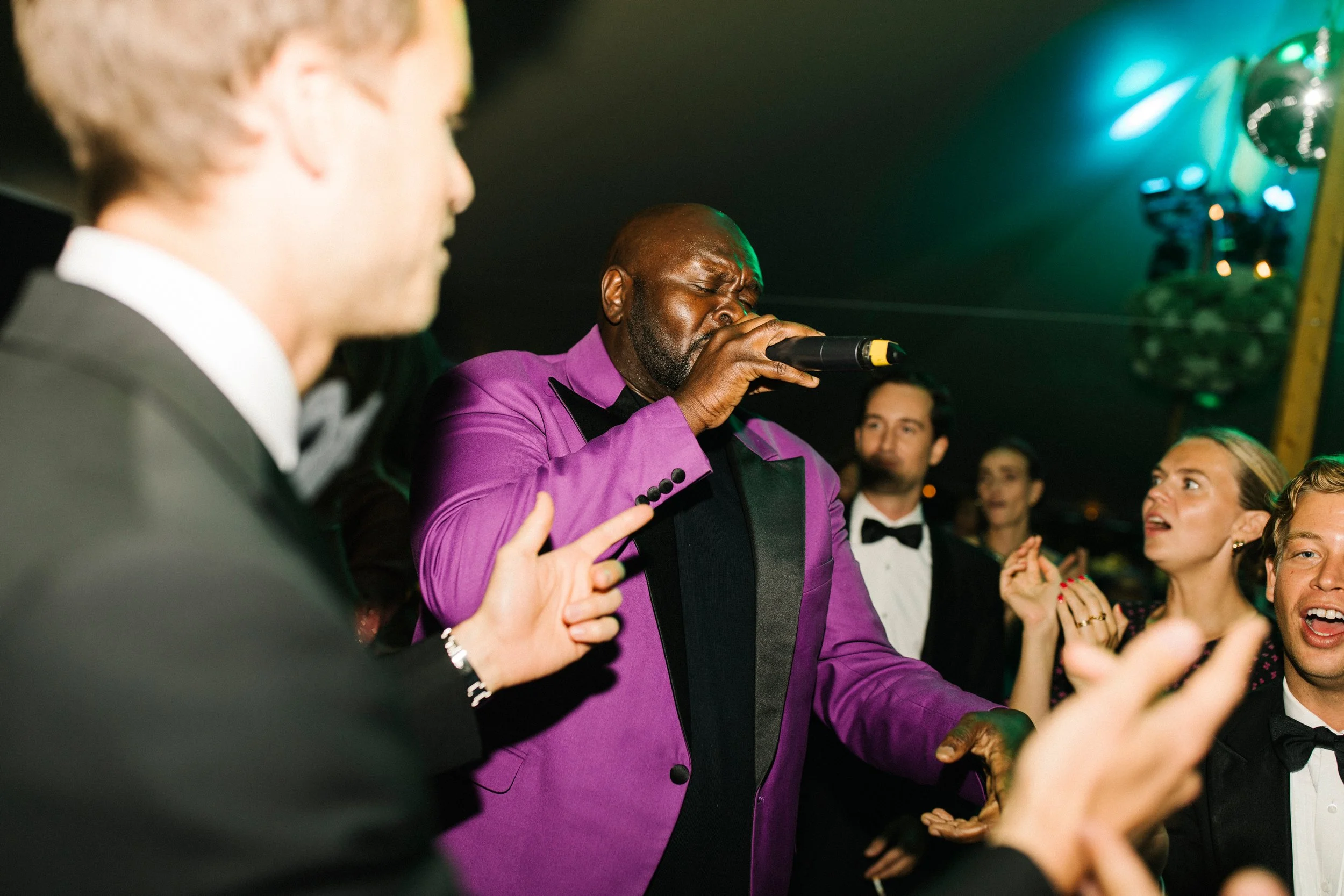 Charlie King uppträder på ett bröllop för bröllopsgäster på Värmdö i Stockholm, fotograferat av Rebecka Rynefelt, bröllopsfotograf i Stockholm.