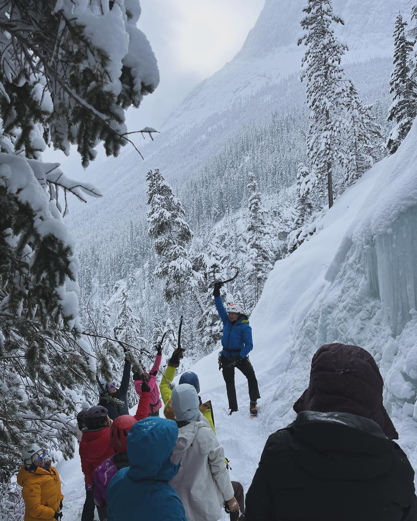 Big thank you to @shemovesmountains for organizing another amazing women&rsquo;s ice climbing retreat in the Bow Valley. Such a rad and tough group of women who were able to have a blast during a very snowy and windy few days of climbing. 
.
@huens @