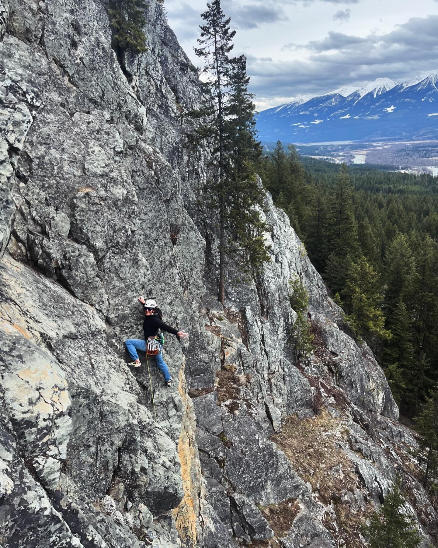 It&rsquo;s a special time of year! Winter in the hills and spring in the valley! @cdemyen enjoying some of the new pitches around. Thank you @misbeeing for all your hard work 💪🏽🍻. 
.
📸 @hannahraepreston 
.
Ktunaxa ɁamakɁis territory&rsquo;s.