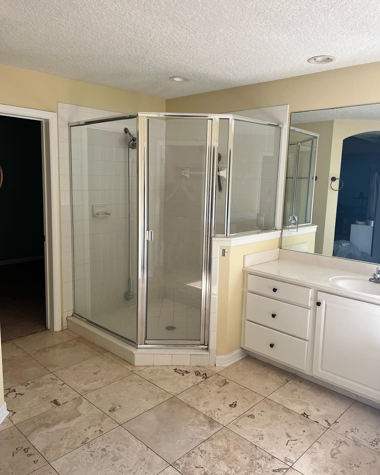 One more bathroom remodel done on August we install everything on this bathroom.  If you are looking for remodel bathroom, kitchen, floors please give us a call : (904)-613-7911