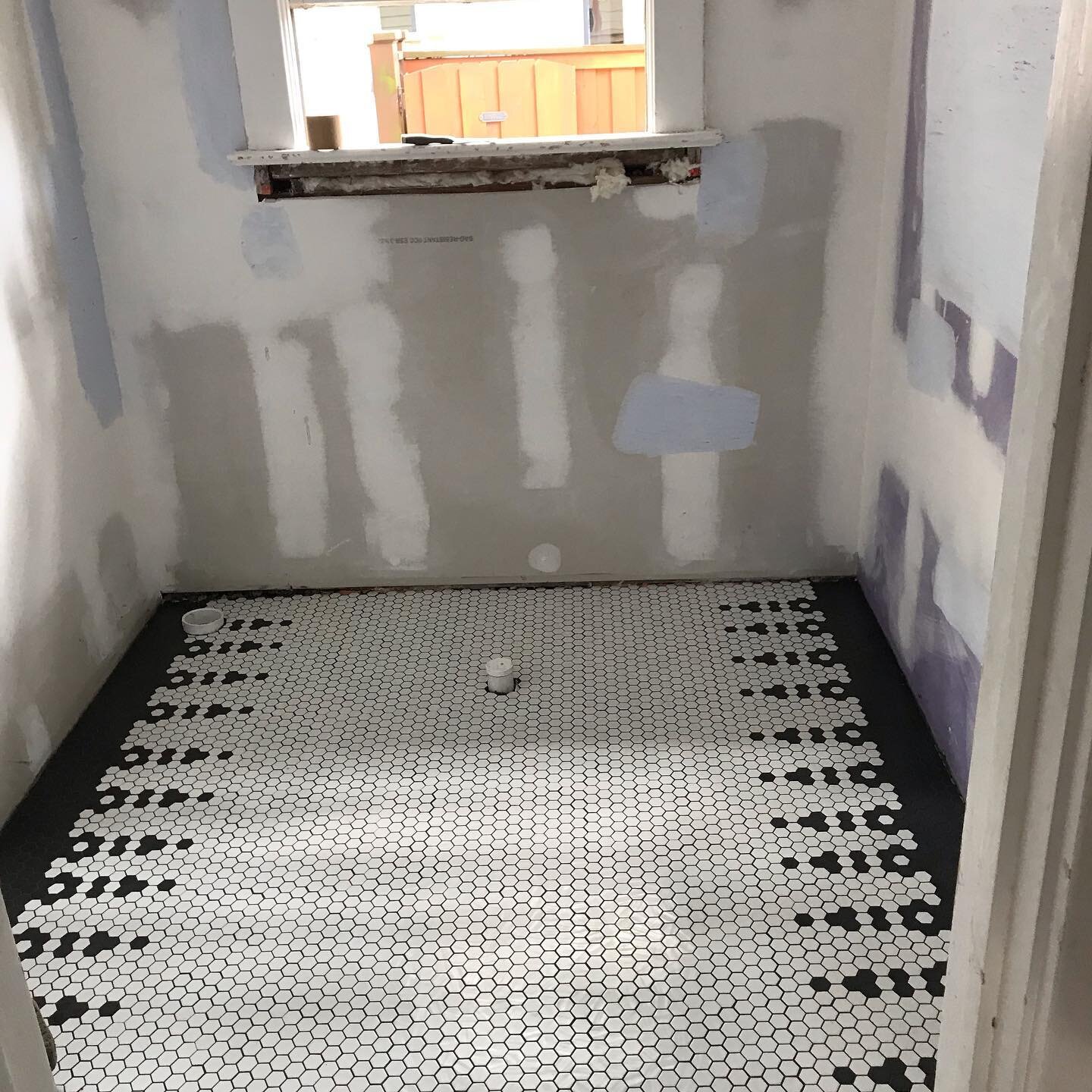 New floor bathroom 
Call us (904) 613-7911.  www.RRSPECFLOORING.com  #bathrooms #kitchen #tile #pontevedra #pontevedrabeach #florida #jacksonville  #jax #jaguars #atlanticbeach #sawgrass #worldgolfvillage #queensharbor
