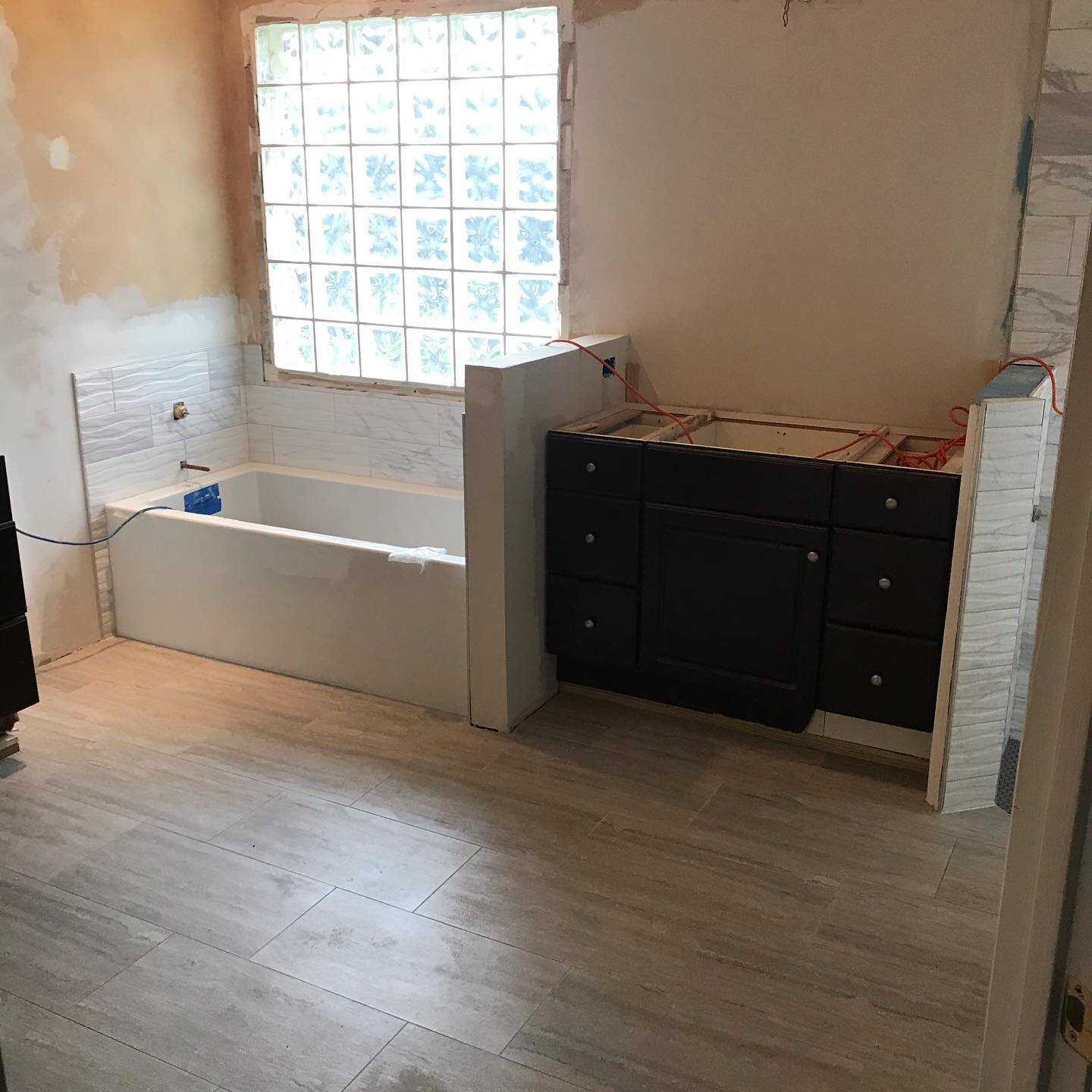 New bathroom done at Queens Harbourmaster
Call us (904) 613-7911.  www.RRSPECFLOORING.com  #bathrooms #kitcheb #tile #pontevedra #pontevedrabeach #florida #jacksonville  #jax #jaguars #atlanticbeach
#queensharbour #glennkernan #pablocreekreserve