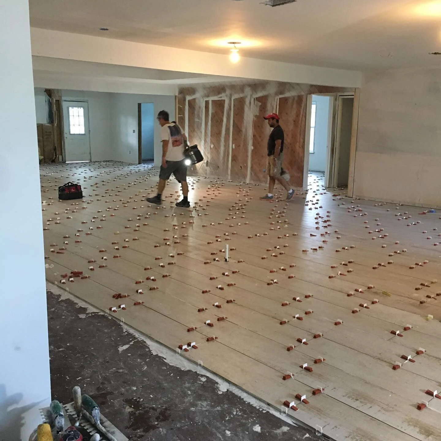 Укладка напольных покрытий. Мраморный пол. Паркетная доска черс. Наливной пол из бетона. Пол терраццо.