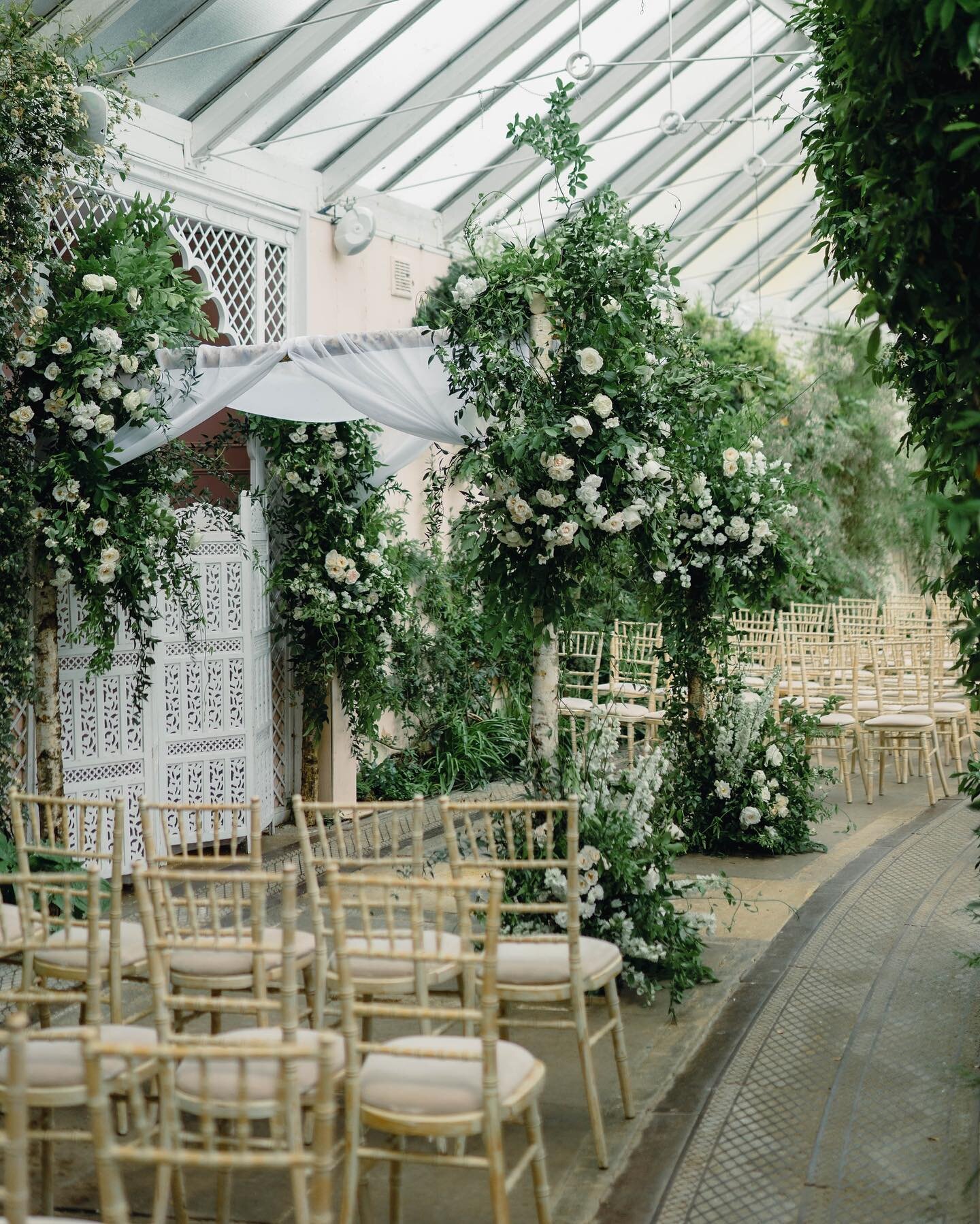 The most beautiful flowers by @tiger.by.the.tail for this dream wedding at Sezincote House