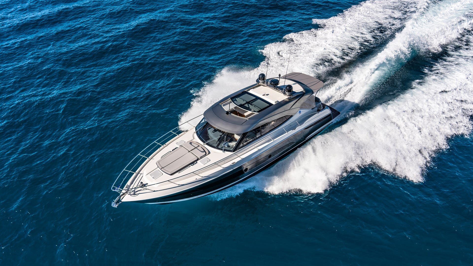 Riviera-5400-Sport-Yacht-Platinum-Edition-Running-03.jpg
