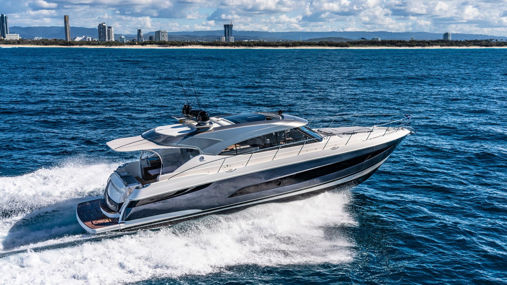 Riviera-5400-Sport-Yacht-Platinum-Edition-Running-05.jpg