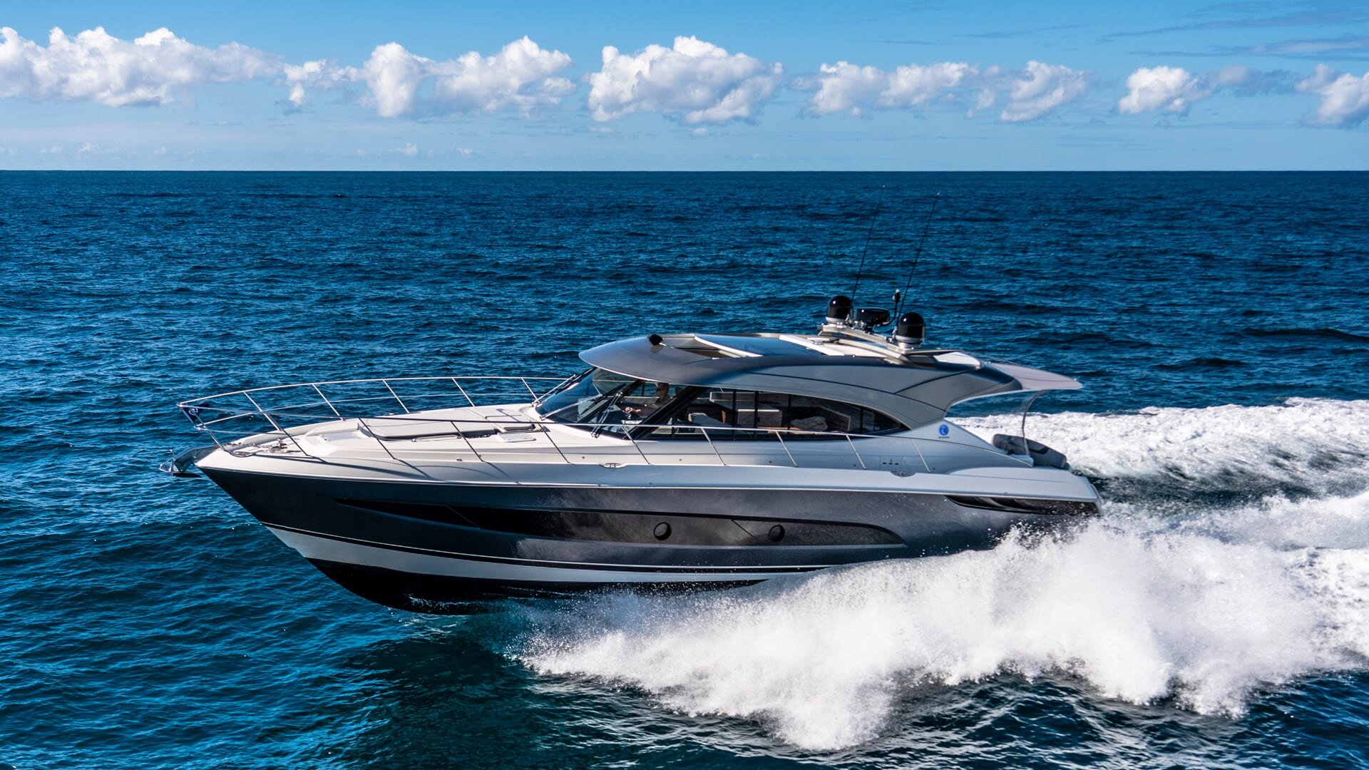 Riviera-5400-Sport-Yacht-Platinum-Edition-Running-07.jpg