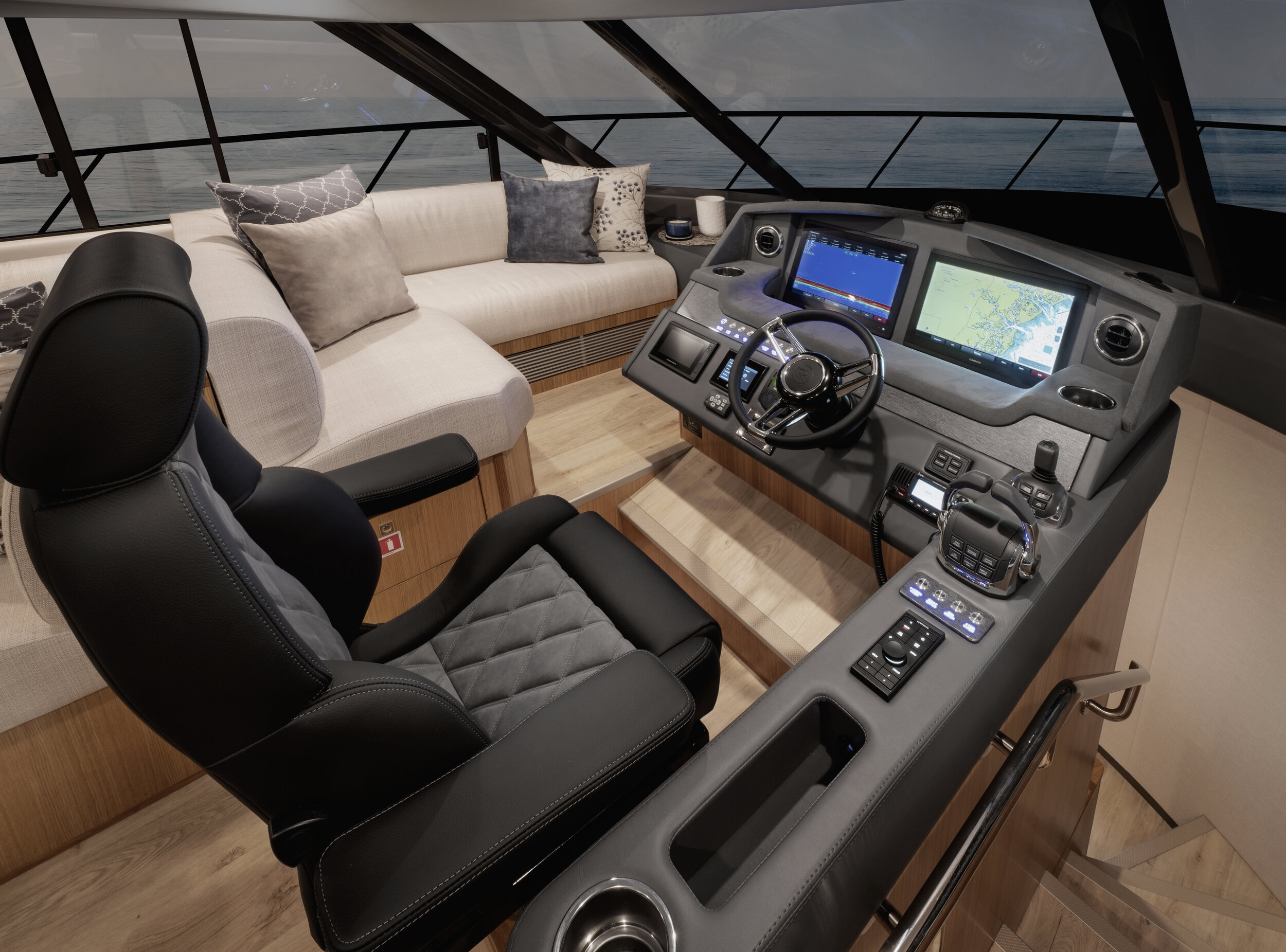 Riviera 5400 Sport Yacht Platinum Edition Master Helm 01.jpg
