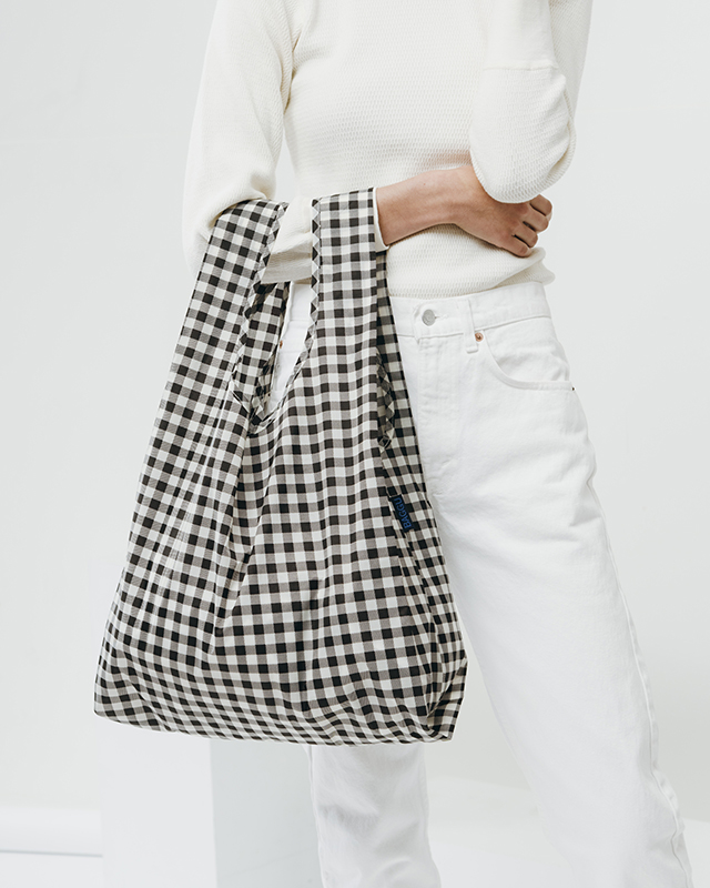 BAGGU_SBAG_Gingham_01.jpg