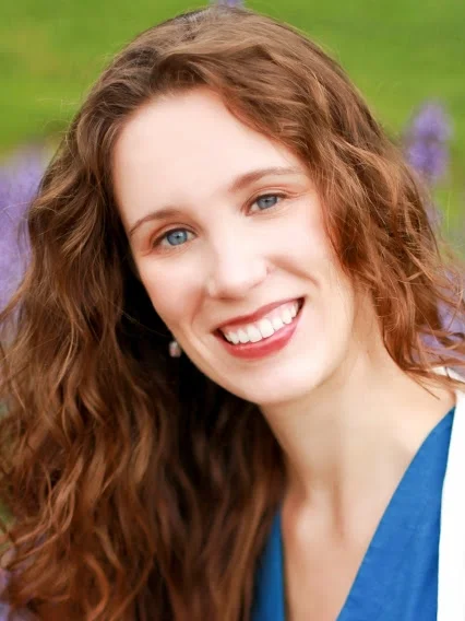 Kelsey approaches her work with her full presence & compassionate sensitivity as a healer.