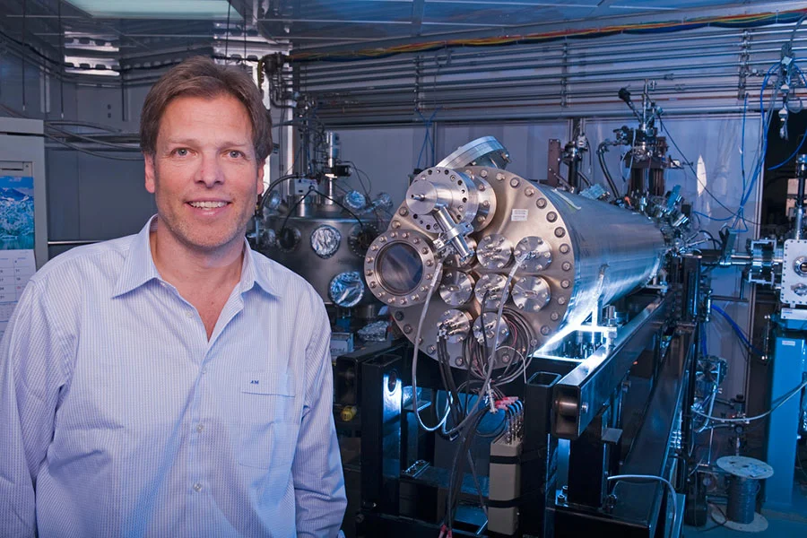 Beamteam dream team: Alex Moewes and the next generation of materials scientists