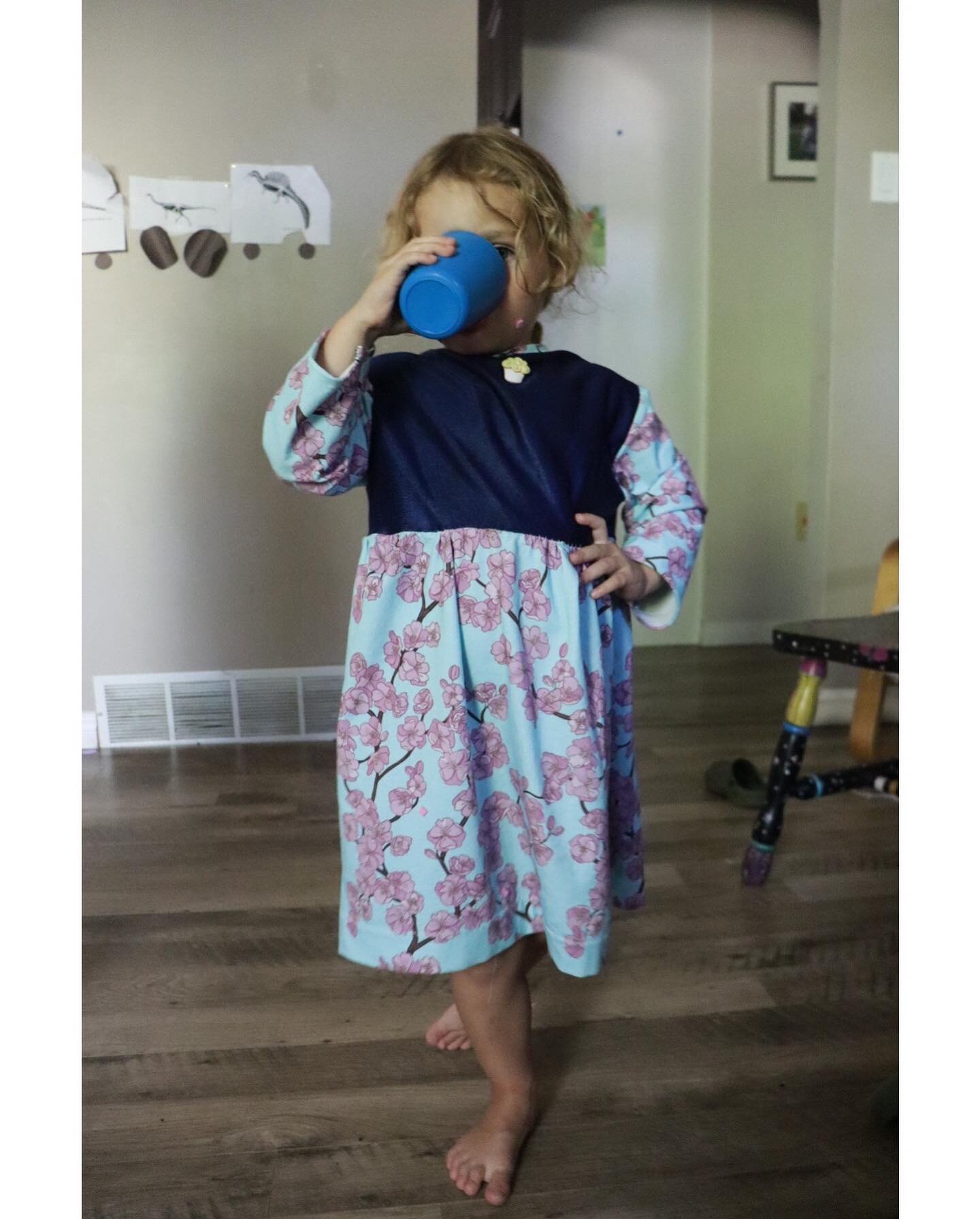 Fran's second dress, a vision in blue synthetic from @fabcyclevan, and the last bits of the cotton knit I used for her baby sleeper. Plus a cute cupcake button of course!

She was head designer of course, using a 1960s pattern sized for a 6 year old 