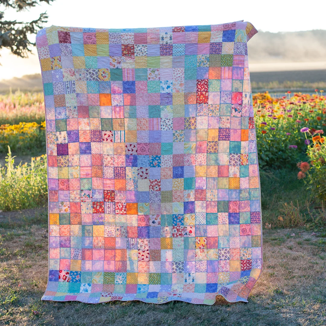 Spring Scattered Squares Quilt via www.helloquilting.com