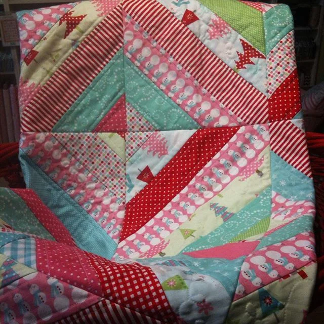 QAYG Christmas Quilt via www.helloquilting.com