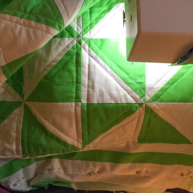Quilting the Green & White Pinwheel Quilt via www.helloquilting.com