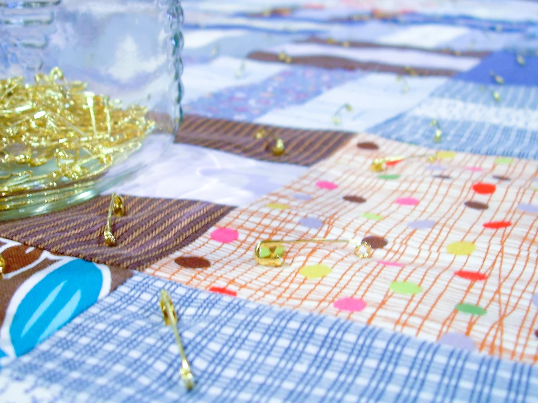 Seventy-Odd Steps to a Totally Awesome Quilt - Pinning - via www.helloquilting.com