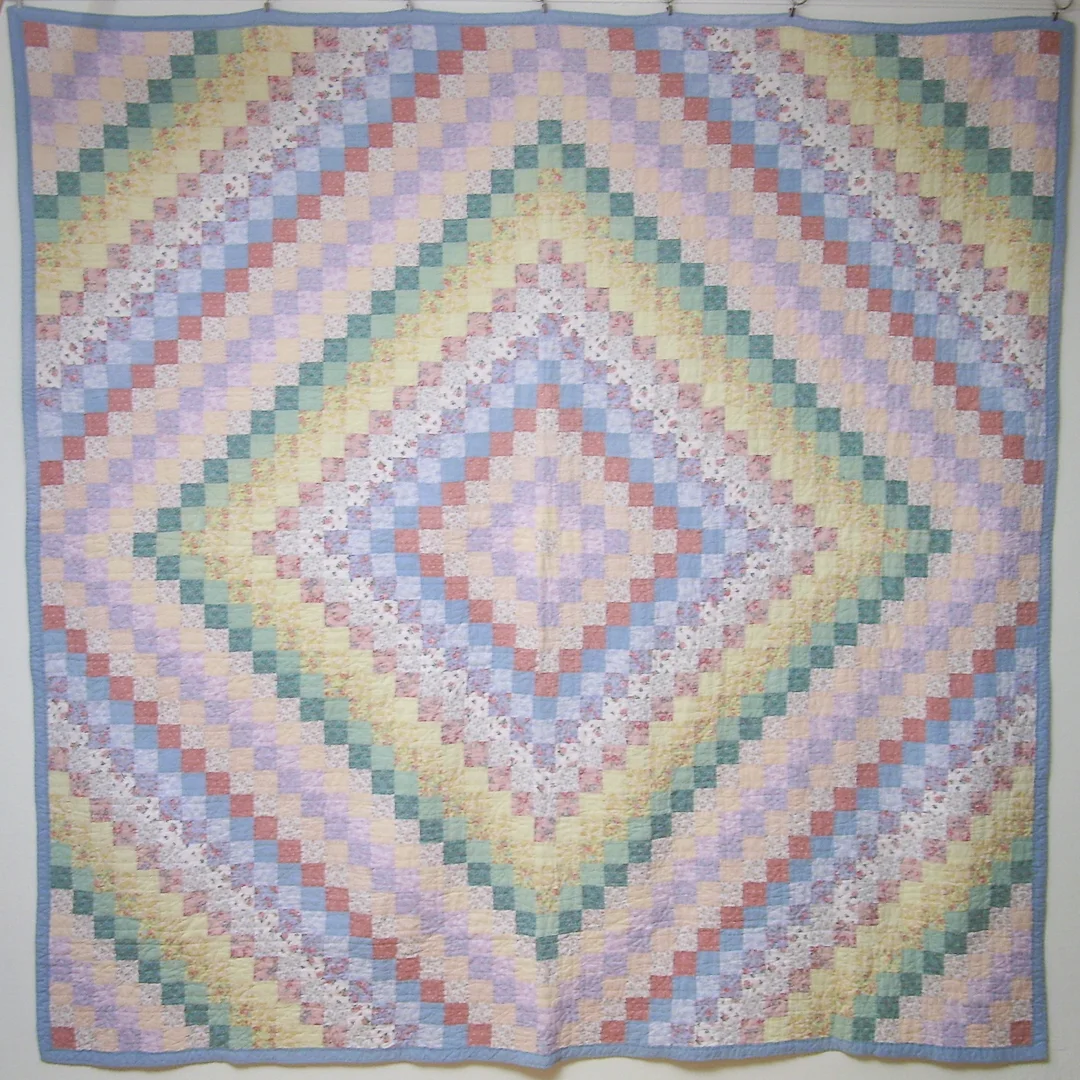Vintage Store-bought Trip Around the World Quilt via www.helloquilting.com