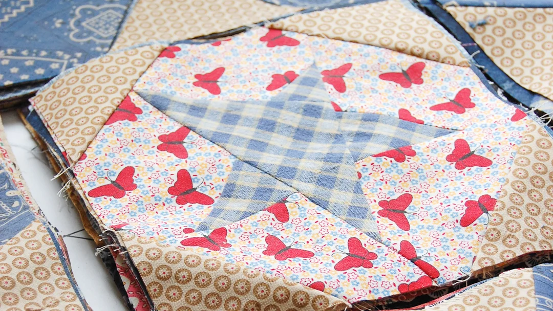 Big Dipper Quilt via www.helloquilting.com