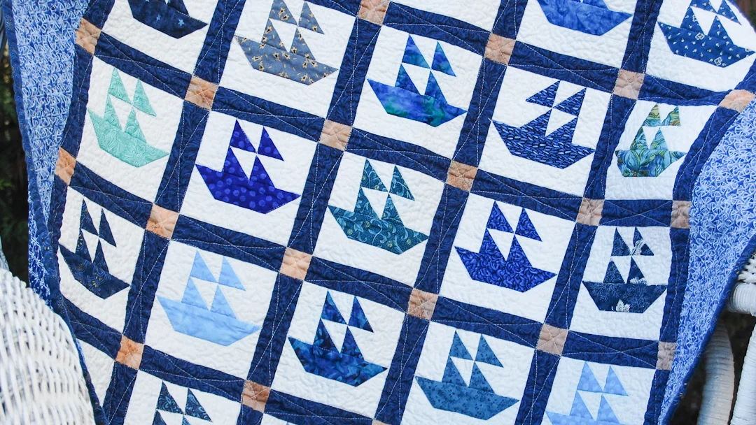 Blue Mini Boat Quilt via www.helloquilting.com