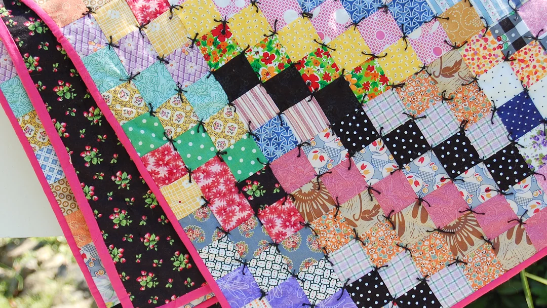 Antique-Inspired Scrappy Trip Around the World Quilt via www.helloquilting.com