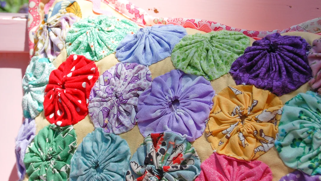 Yo-Yo & Ric-Rac Pillow via www.helloquilting.com