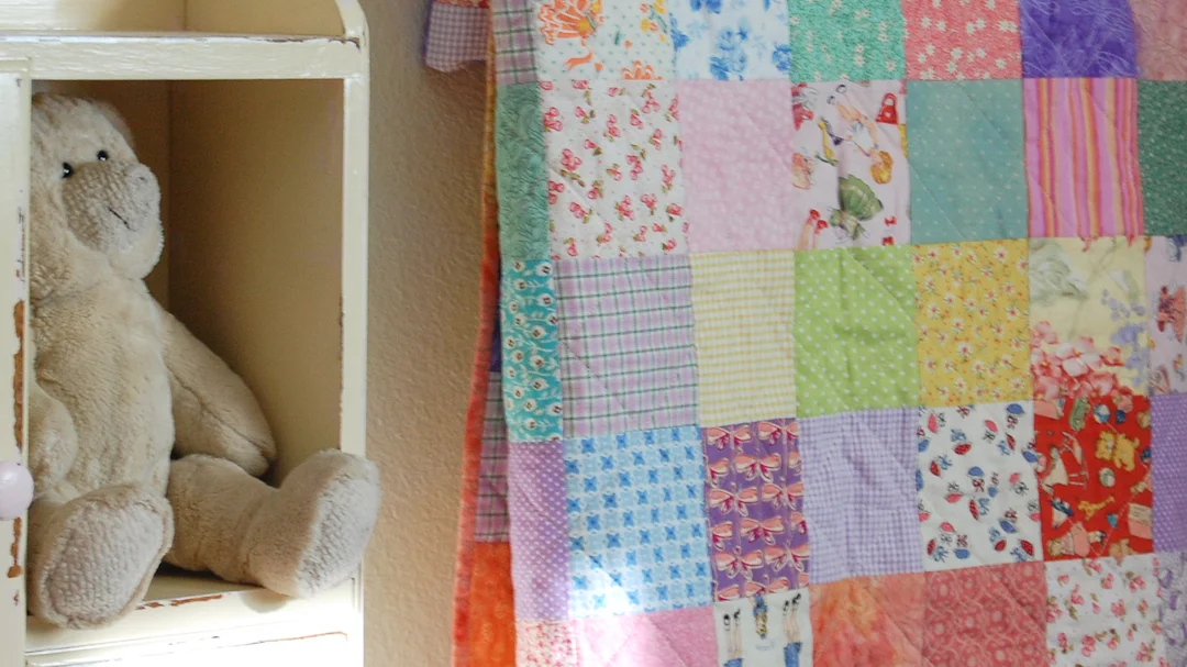 Spring Scattered Squares Quilt via www.helloquilting.com