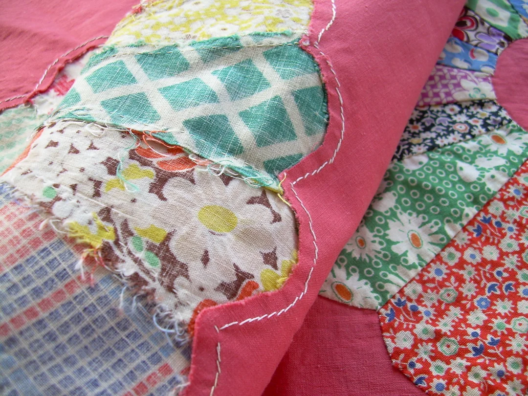 Antique Coral Unfinished Dresden Plate Blocks via www.helloquilting.com