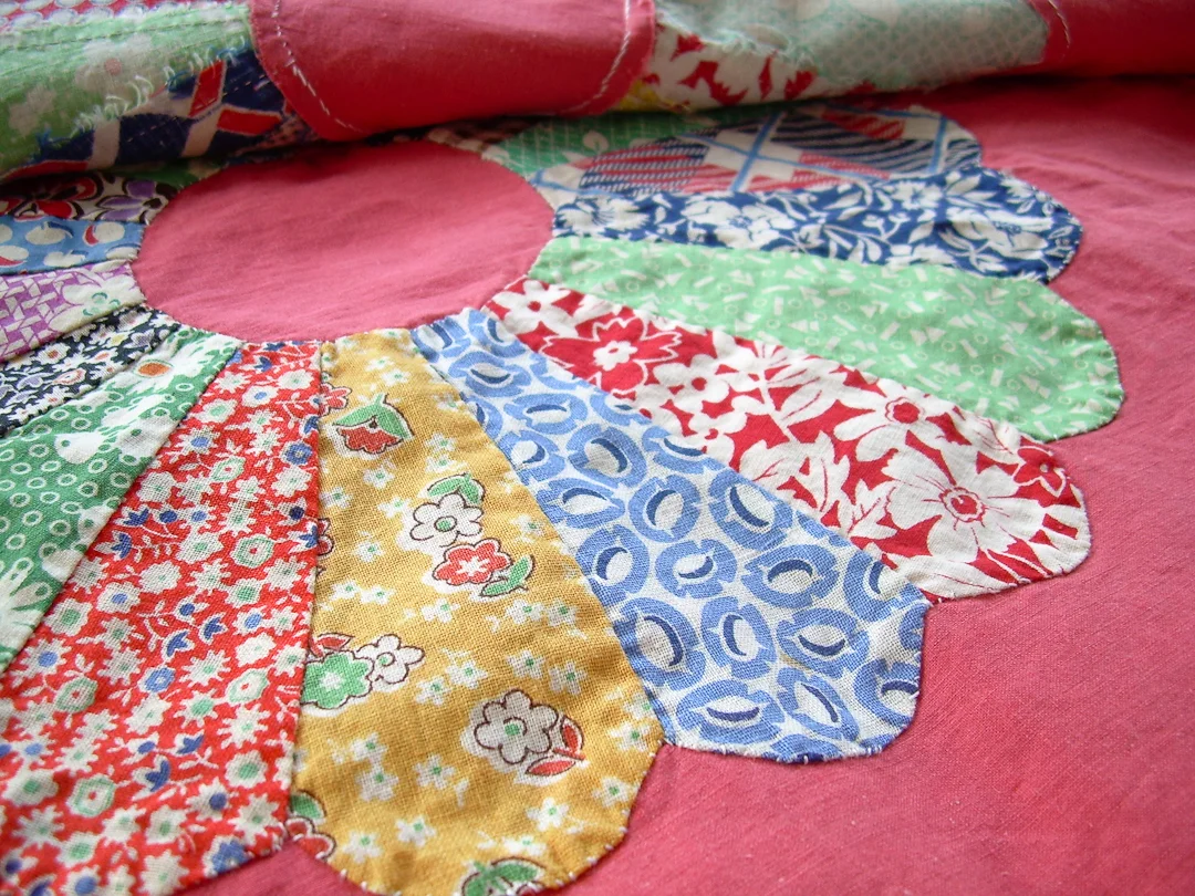 Antique Coral Unfinished Dresden Plate Blocks via www.helloquilting.com