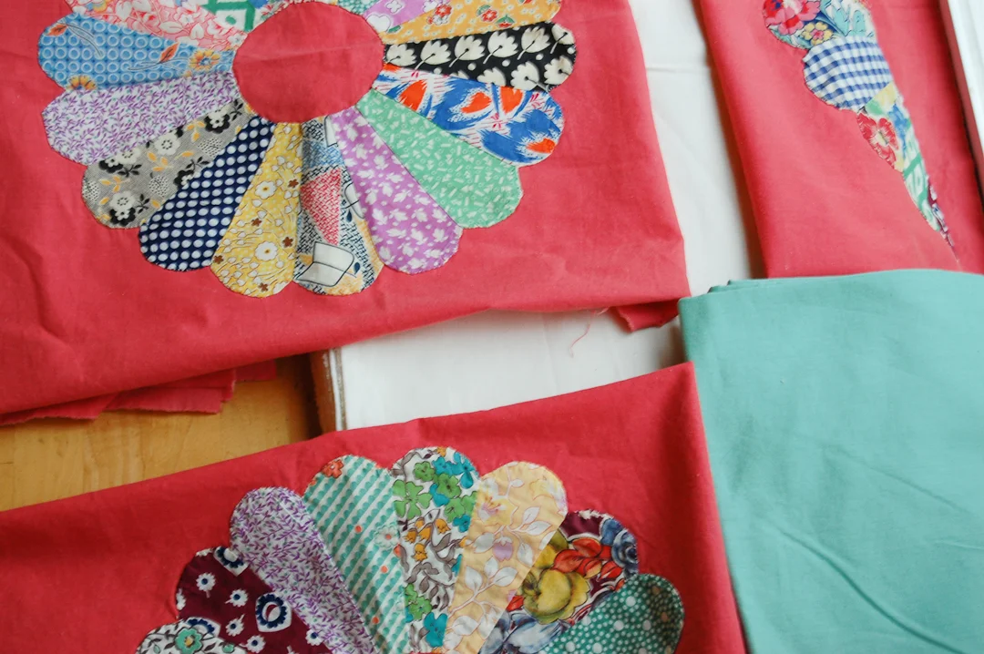 Antique Unfinished Coral Dresden Plate Blocks via www.helloquilting.com