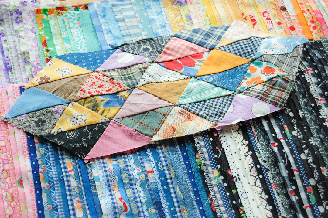 Antique Unfinished Ocean Waves with Color Strips via www.helloquilting.com