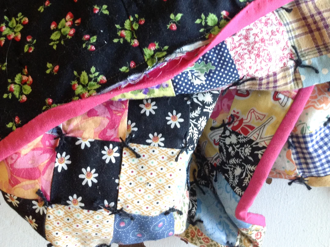 Antique-Inspired Scrappy Trip-Around-the-World Quilt Binding via www.helloquilting.com
