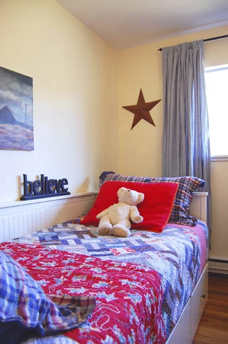 How to Decorate a Boy's Room With Thrifted Finds