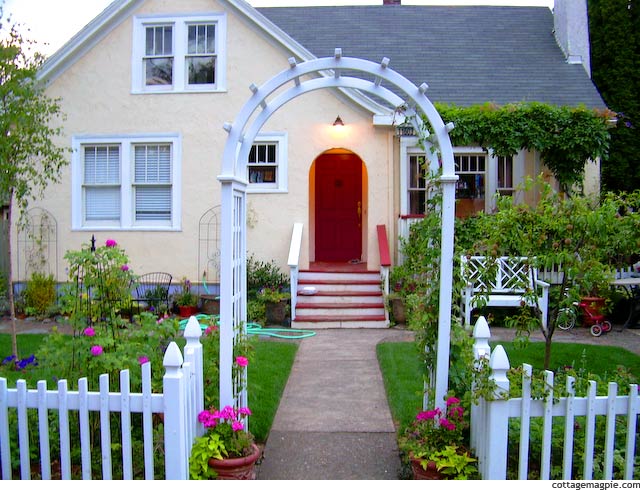 Cottage Garden Classics: White Picket Fences