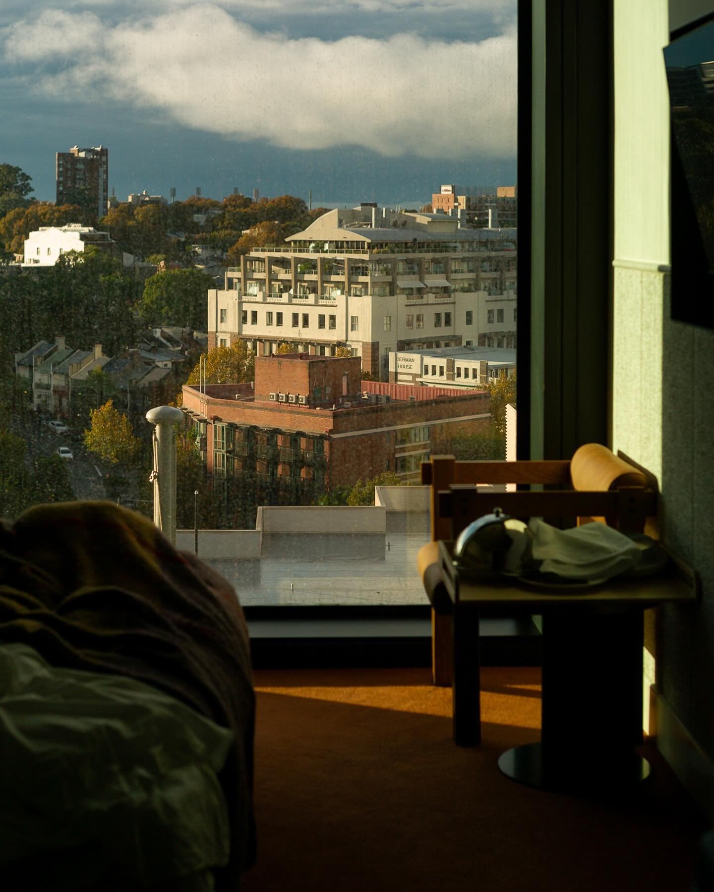 In late Autumn Lulu &amp; I ventured on a girls trip to Sydney and stayed at the @acehotelsydney! 
We picked that one weekend with a hectic weather event, gloomy skies &amp; lots of rain. To be honest I couldn&rsquo;t have been more thrilled, it felt