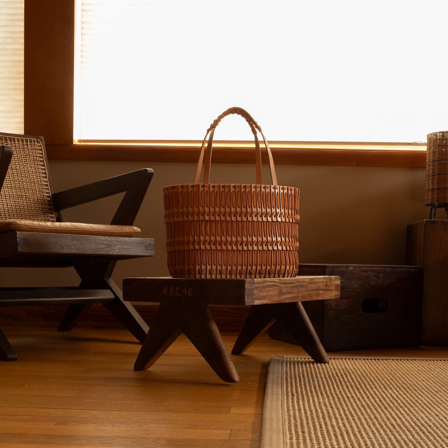 Everyone would want to sit on beautiful chairs or stools.

誰だって美しい椅子やスツールに腰掛けたい

@charlieschuck shot our newest collection with @helenshenderson at @beigetogrey @obm1979 's house, designed by the architect Edward T. Bowser, Jr. 

#tote198
#hatori2024